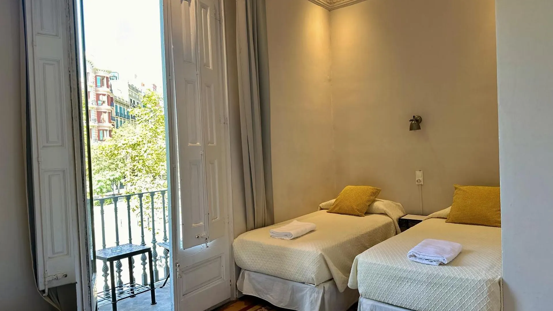 Casa Consell Gran Via, Guest House Barcelona